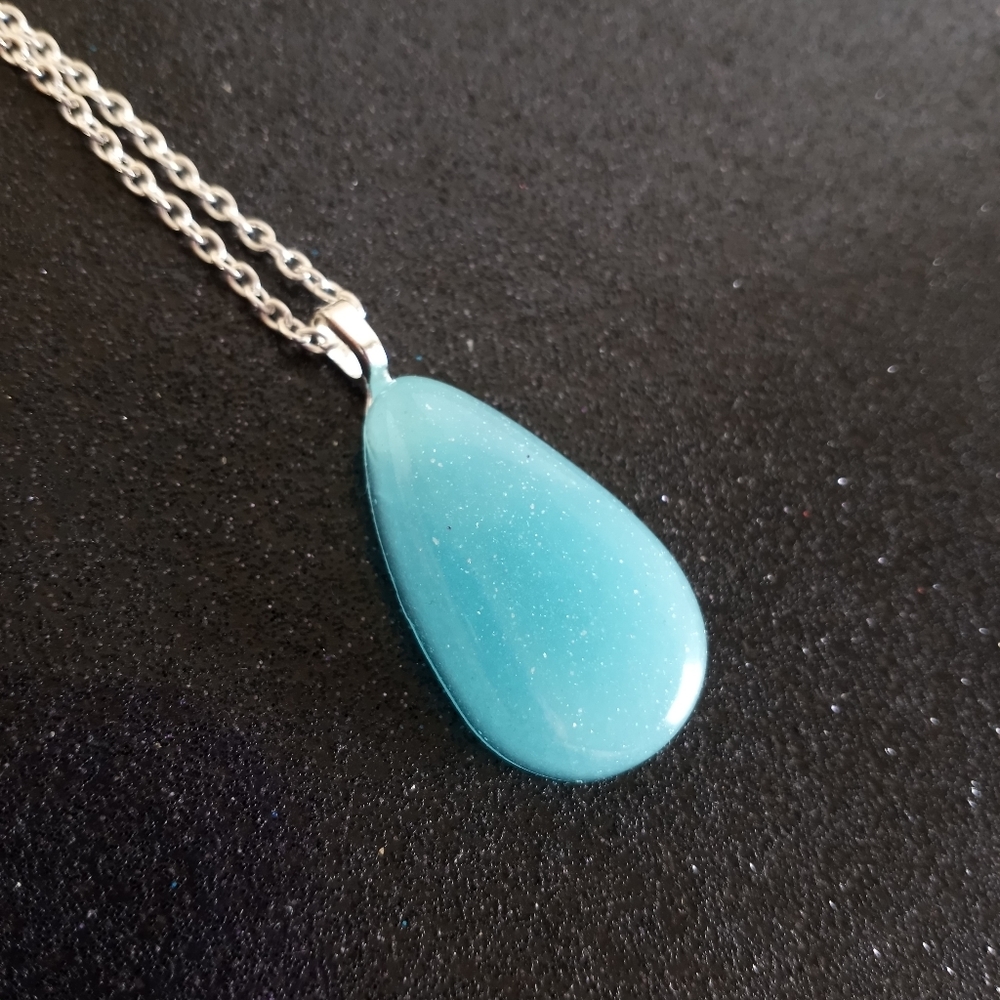 Blue shimmery glow in the dark teardrop earrings and necklace jewelry set - Picture 5 of 8